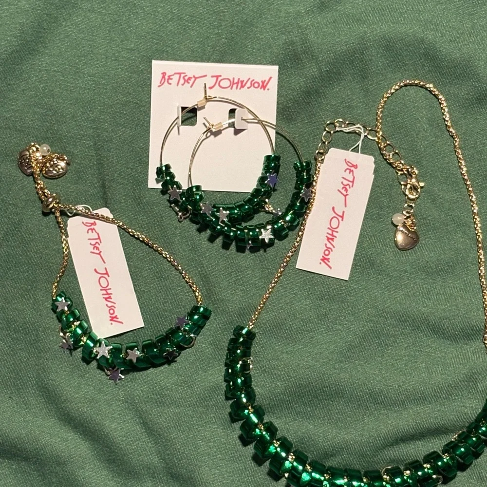 Betsey Johnson Emerald Green Jewelry Set - Picture 1 of 6